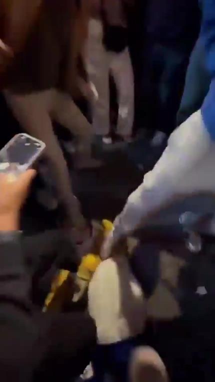 驚！尼克斯大勝步行者后，哈利伯頓遭主場(chǎng)球迷群毆