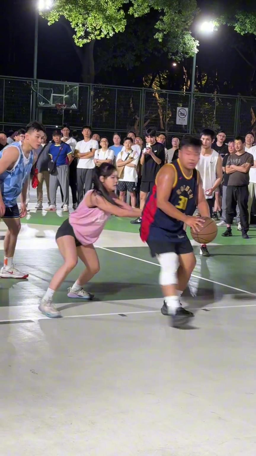 這哥們看見(jiàn)防自己的是女生，一個(gè)勁背打，球也不傳了